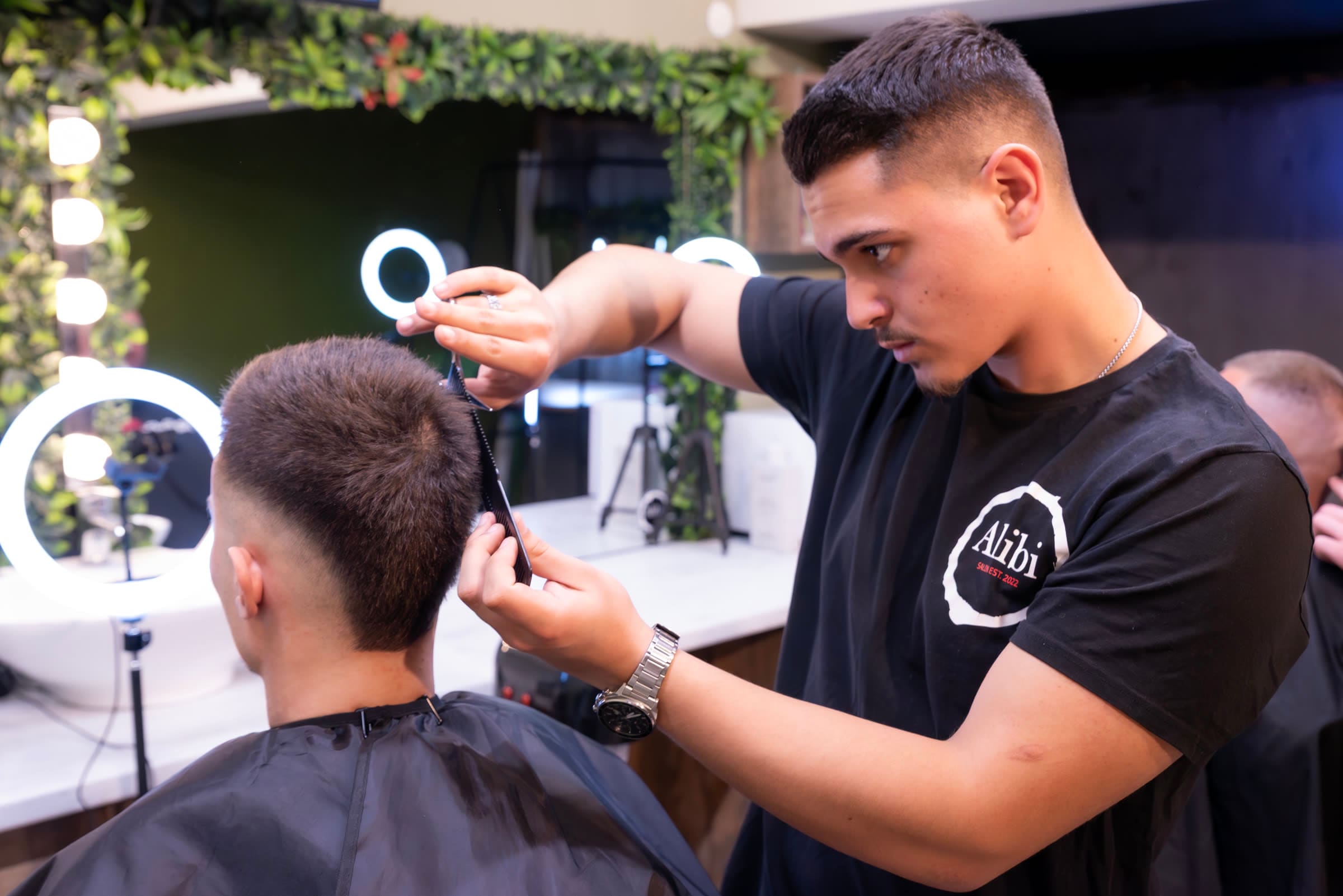 Прецизно подстригване в Alibi Salon