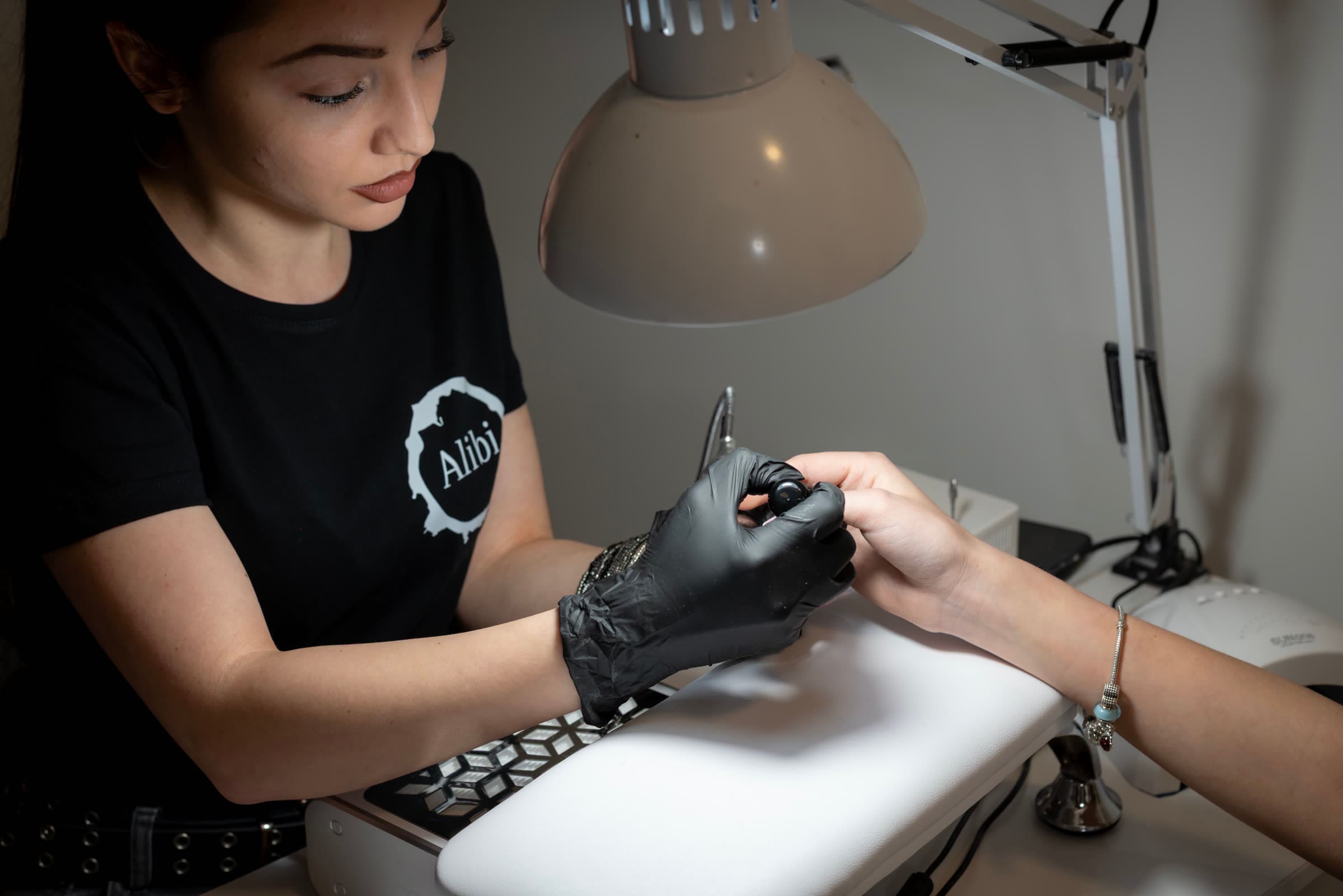 Прецизно подстригване в Alibi Salon — майсторска работа