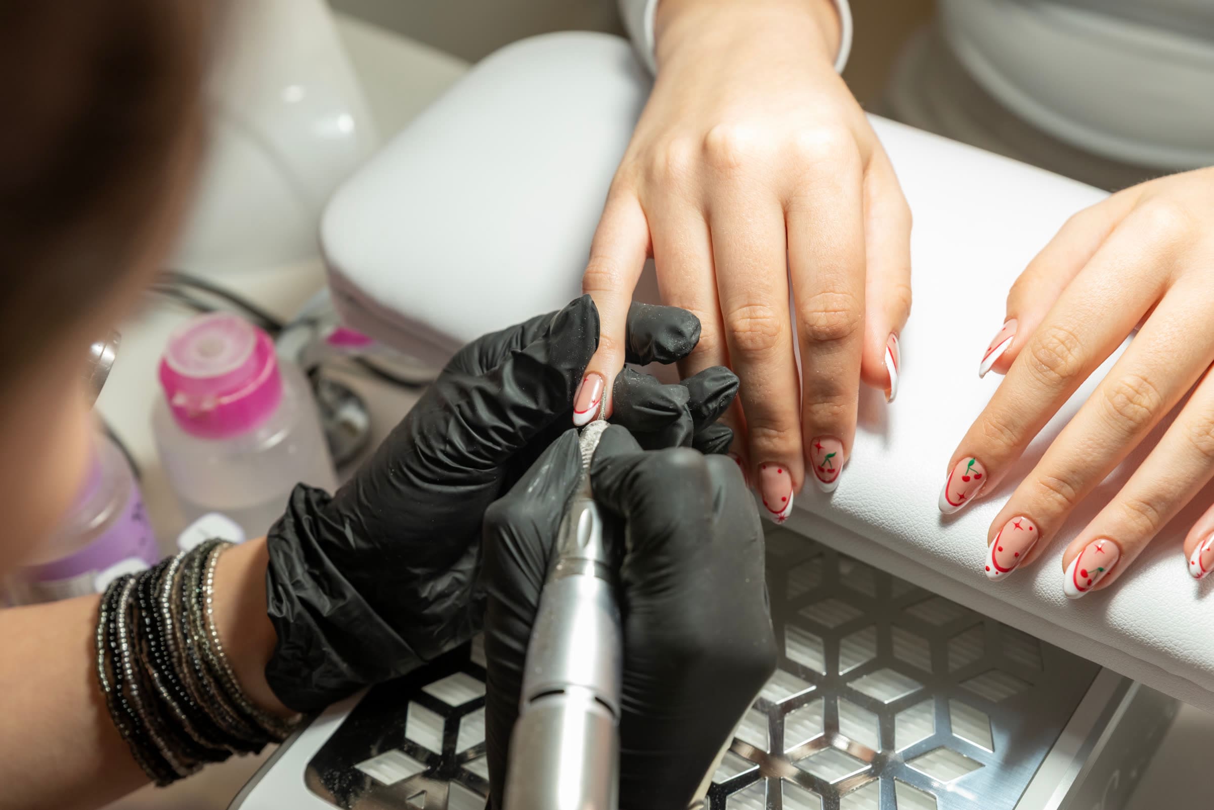 Гел лак маникюр в Alibi Salon