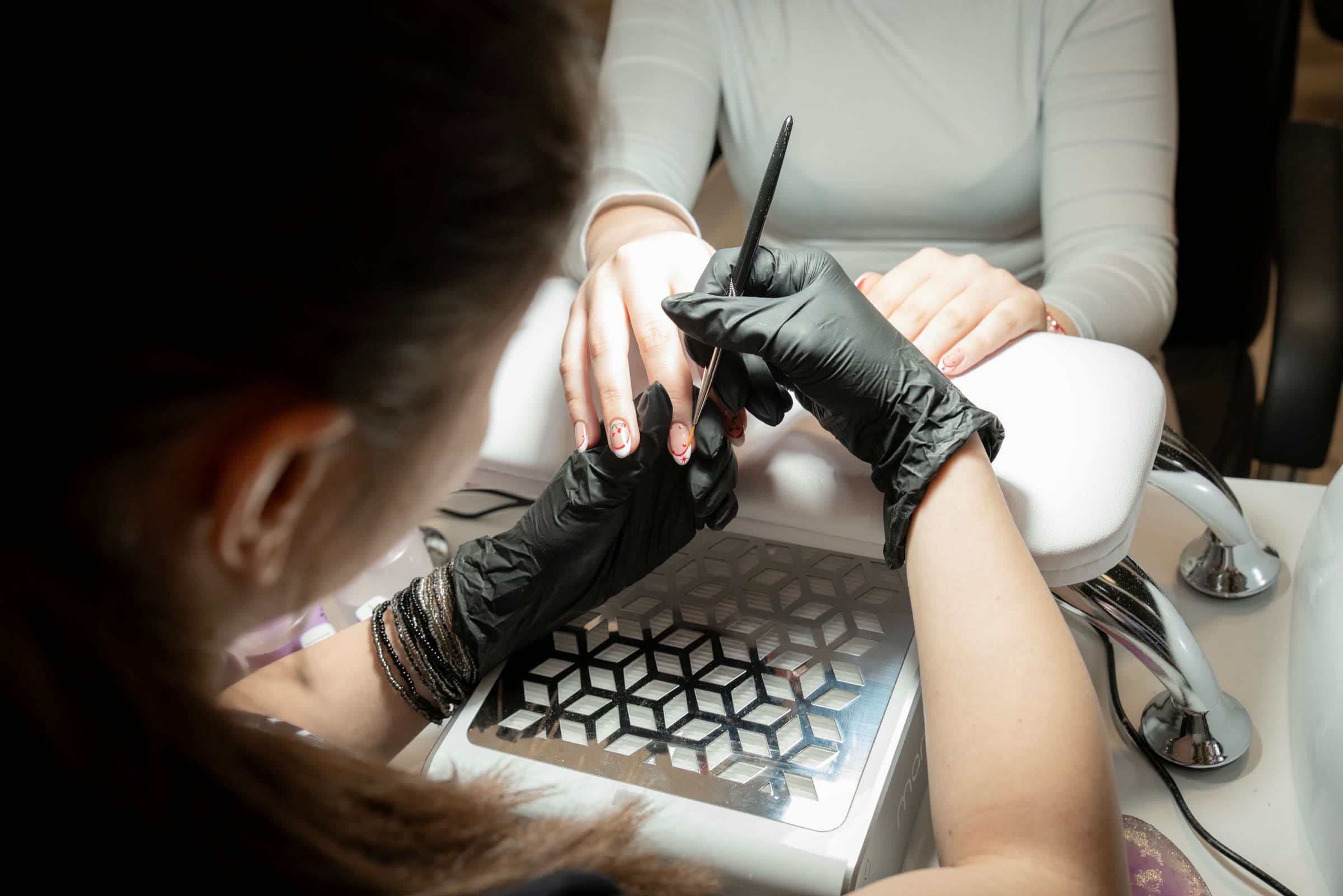 Изграждане на нокти в Alibi Salon