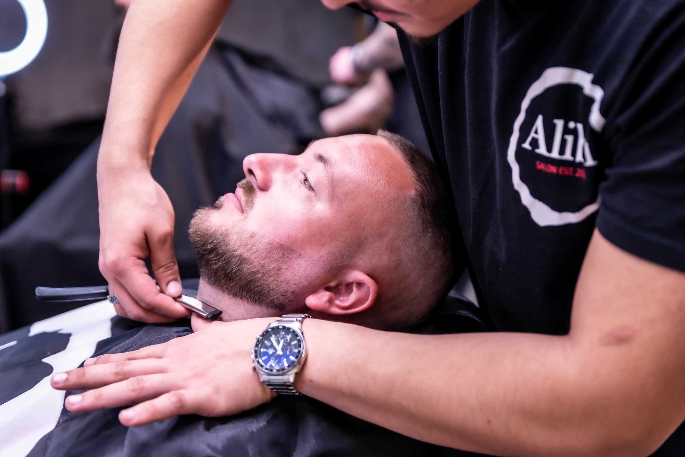 Бръснене с право ножче в Alibi Salon