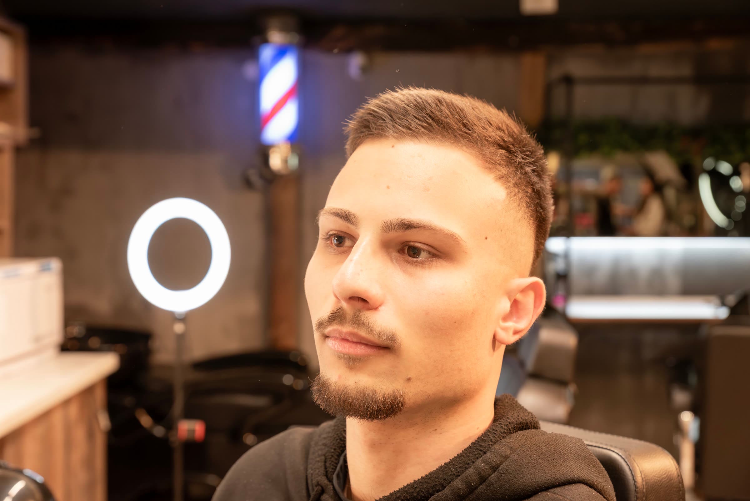 Доволен клиент с нова прическа от Alibi Salon