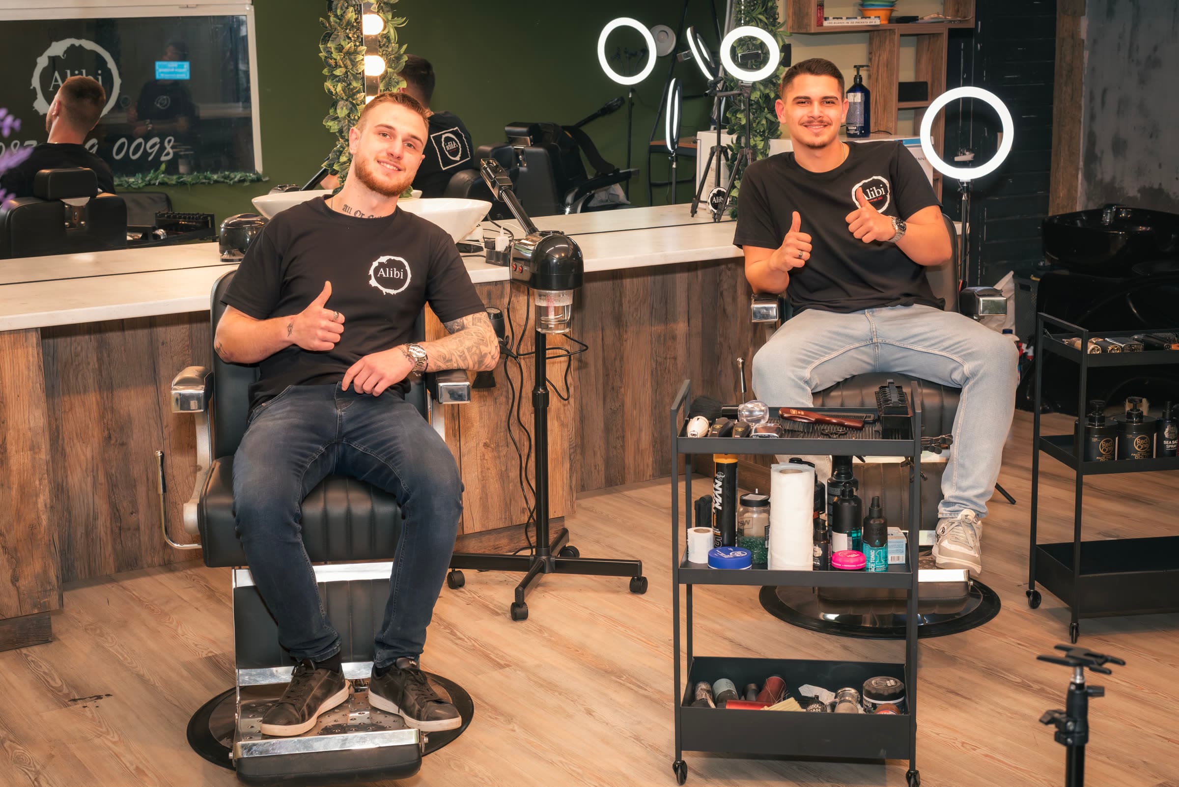 Влади и Ники — двамата барбери на Alibi Salon в своите столове