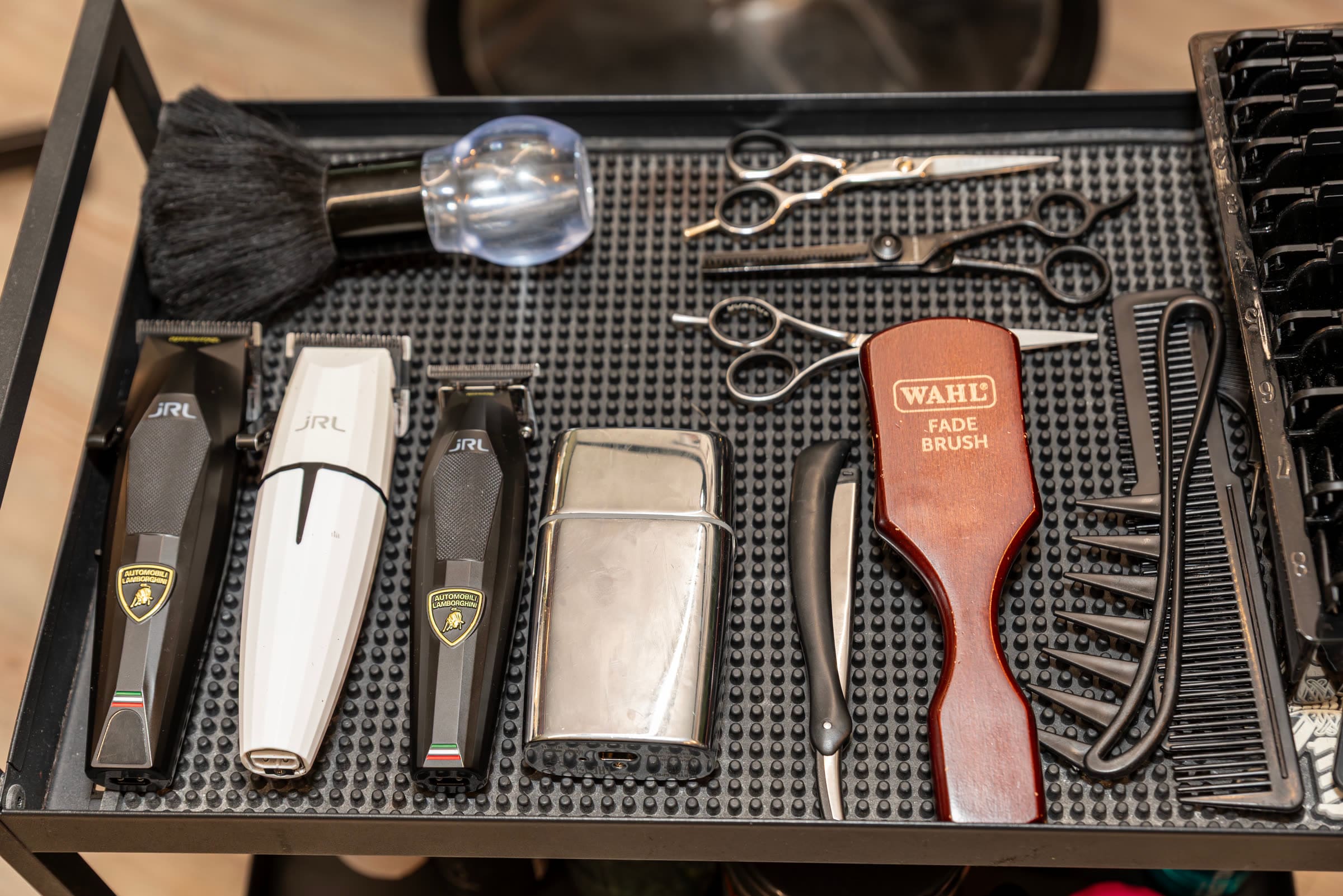 JRL машинки, ножици, Wahl Fade четка — професионални инструменти на Alibi Salon